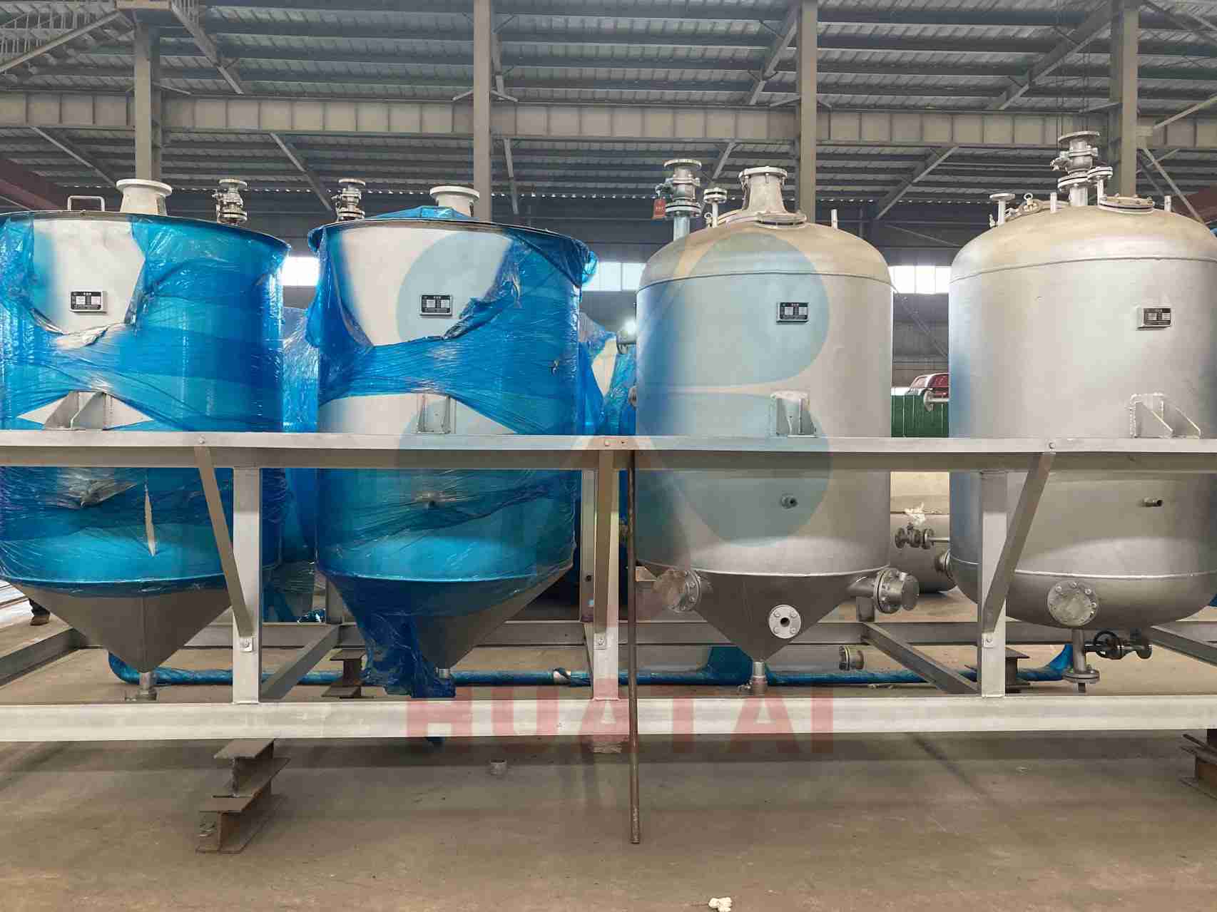 Decolorization process in edible oil refining equipment